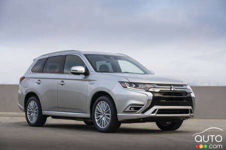 2021 Mitsubishi Outlander PHEV, three-quarters front